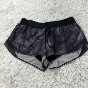 Lululemon Hotty Hot Short (2 1/2" ) Mini Midnight Tulle Multi Black / Black